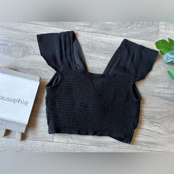 Japna ruffle sleeve knotted front smocked back crop top in black. Size S - Picture 5 of 6
